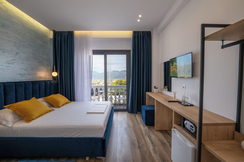 Deluxe Double Room (2 adults +1 child) | Soundproofing, free WiFi