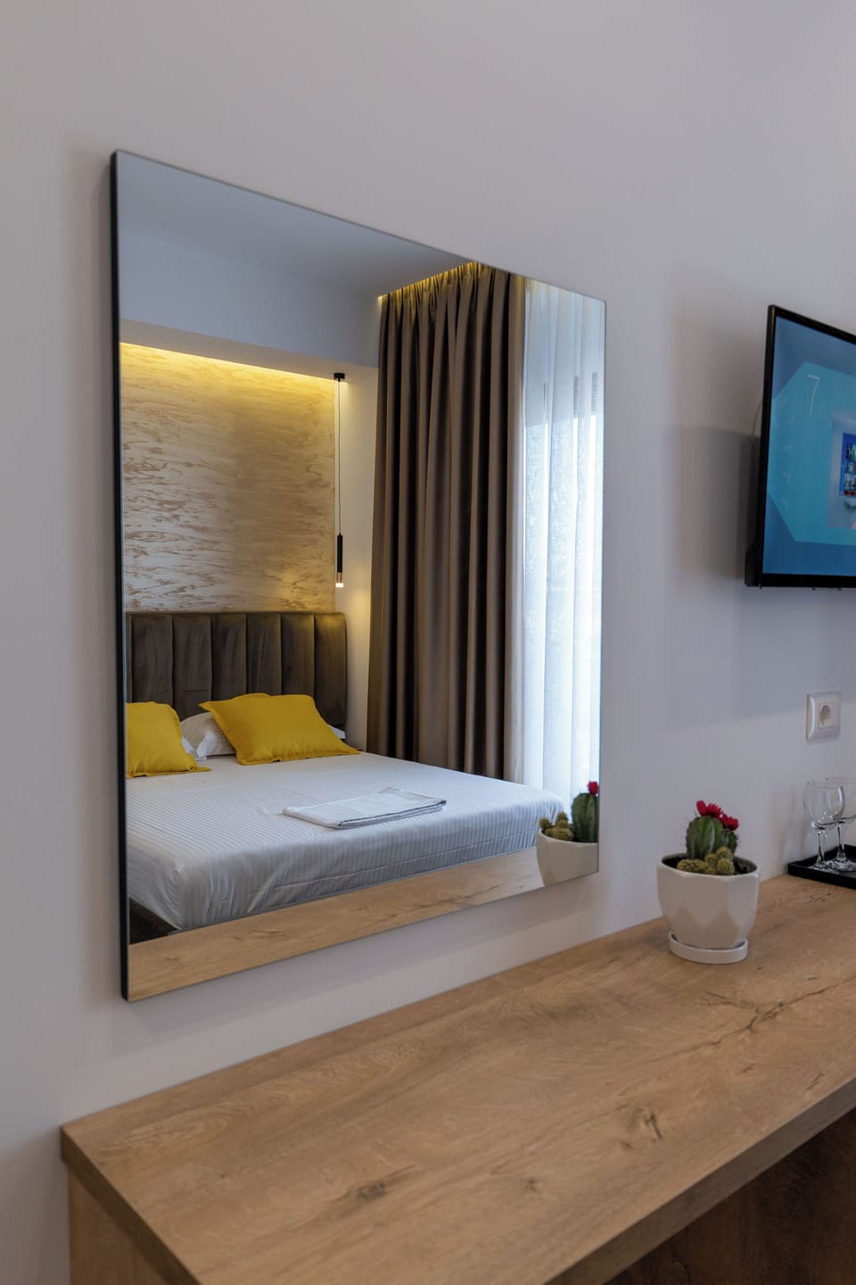 Deluxe Double Room (2 adults +1 child) | Soundproofing, free WiFi