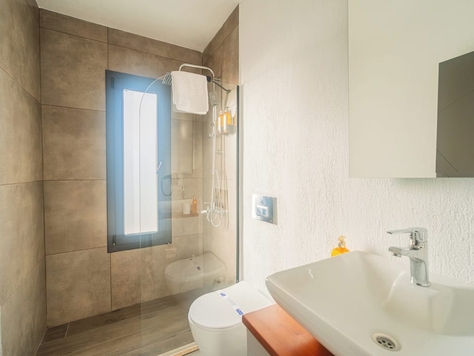 Standard Room | Bathroom | Shower, free toiletries, hair dryer, bidet