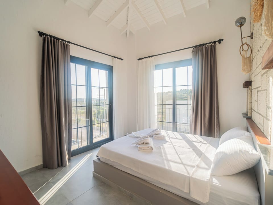 Standard Room | Premium bedding, minibar, iron/ironing board (on request), WiFi (free)