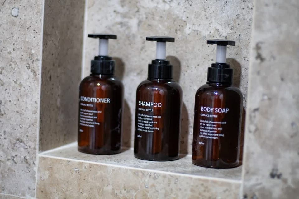 Amenidades de baño con dispensadores de jabón y shampoo