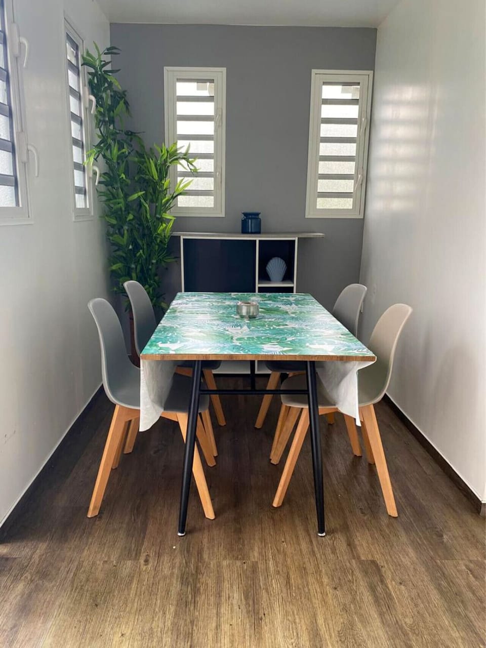 Espace repas avec grande table à manger : partagez des repas conviviaux dans un cadre agréable et lumineux.