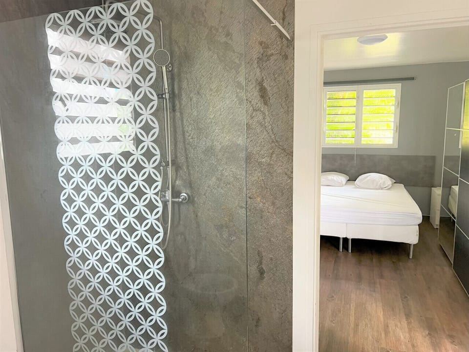 Salle de bain moderne attenante à la chambre pour un confort optimal.