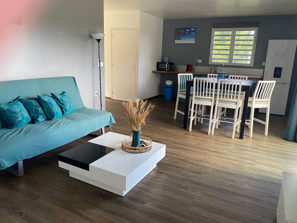 Salon spacieux et confortable : un espace idéal pour se détendre après une journée de découverte en Martinique.