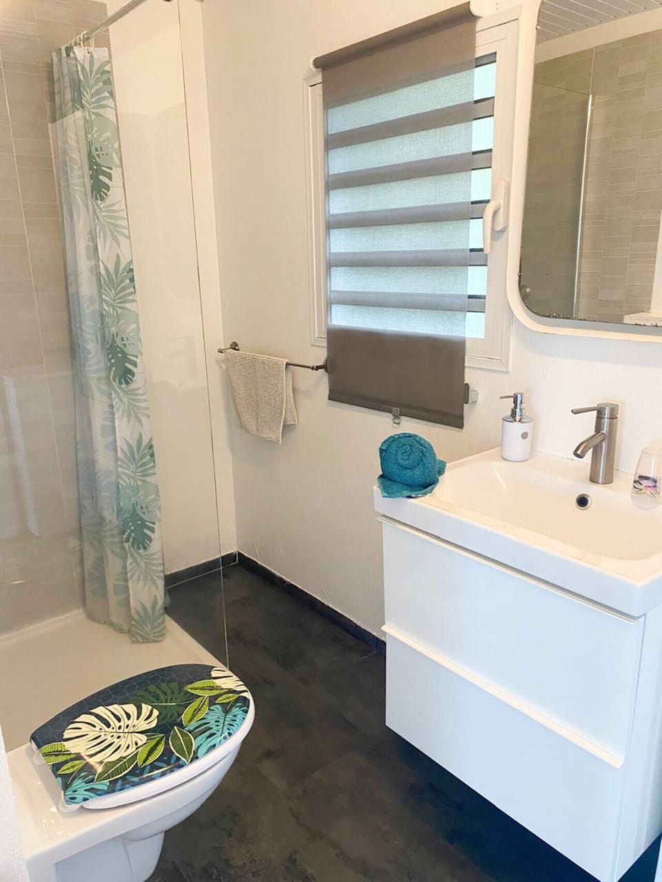 Salle de bain moderne : équipements fonctionnels pour un confort optimal.
