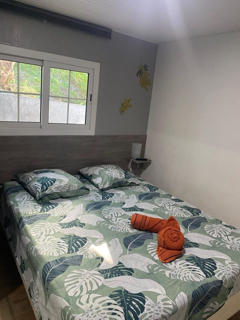 Chambre confortable avec lit double pour des nuits paisibles au cœur de la nature martiniquaise.