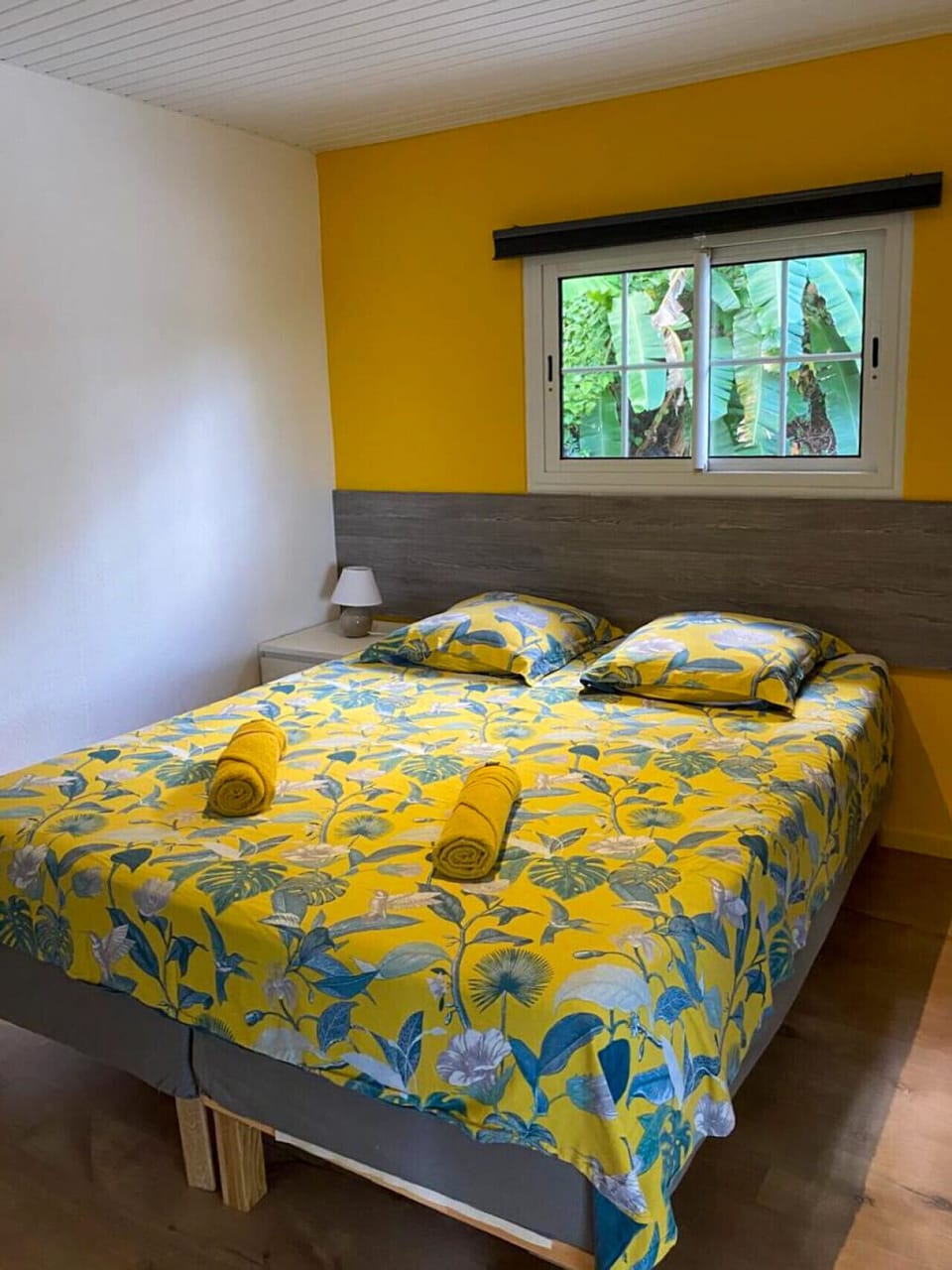 Chambre double élégante avec lit Queen size, alliant confort et sérénité.