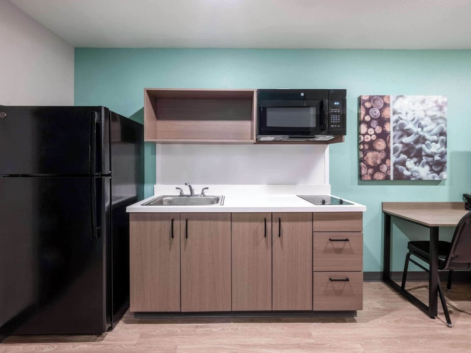Full-size fridge, microwave, stovetop
