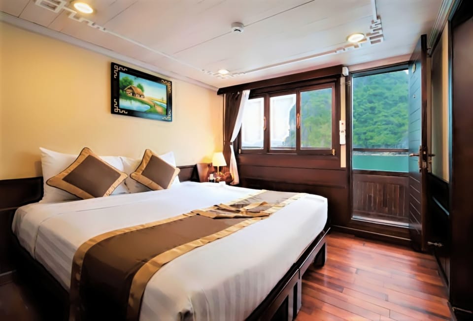 Premium bedding, desk, soundproofing, free WiFi