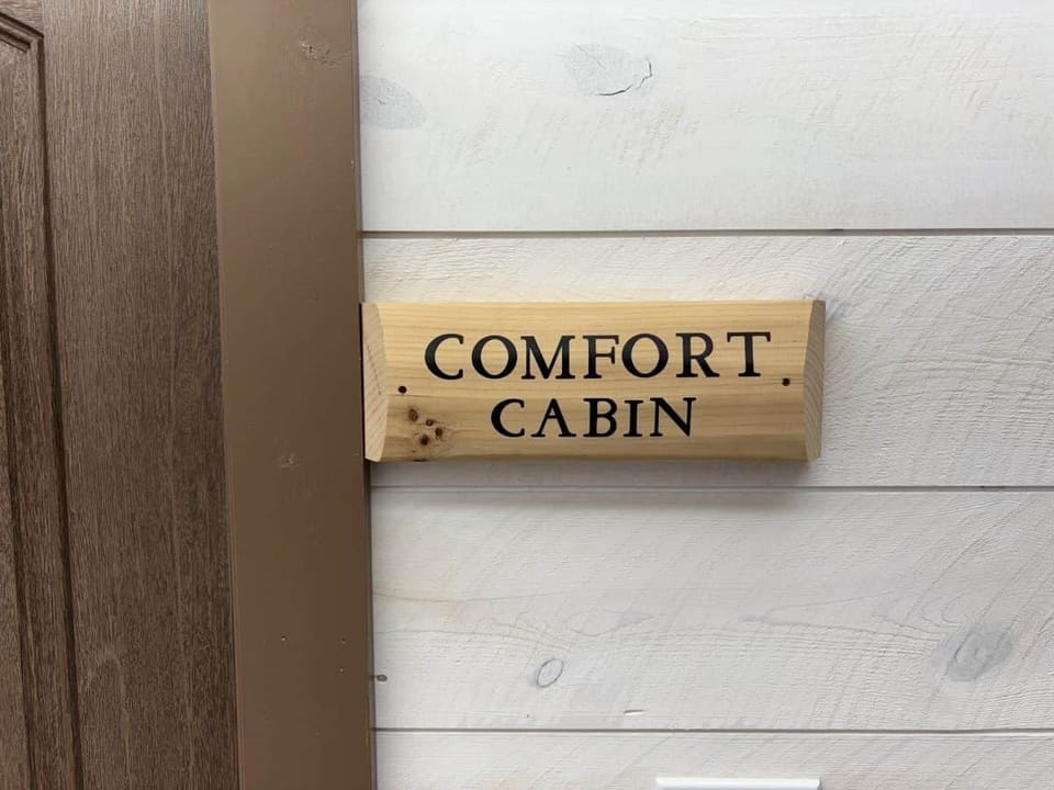 Limestone Lodge Comfort Cabin Sign