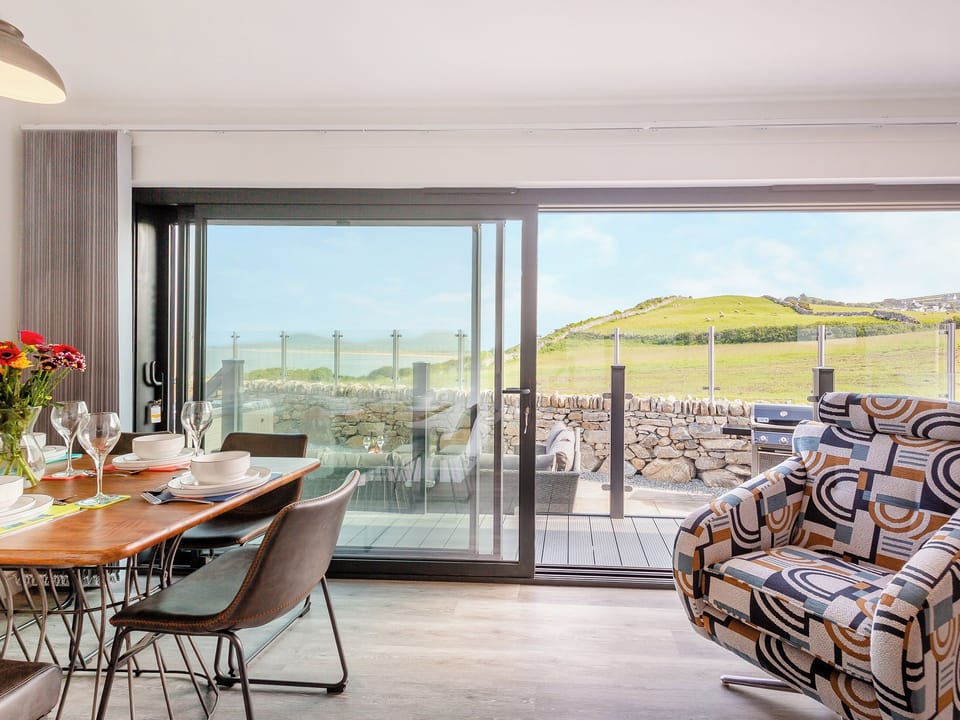 Living room/dining room | Goppa, Llandanwg