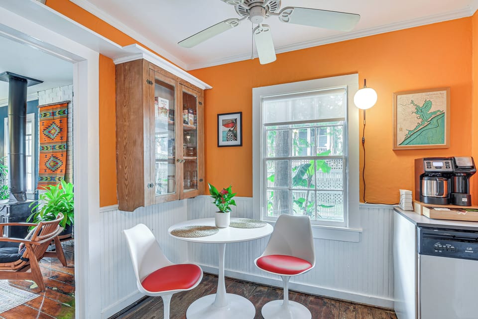Dining Area | Dishware/Flatware Provided