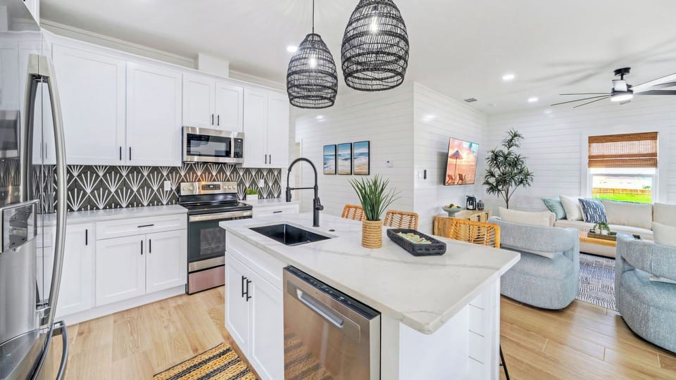 House (4 Bedrooms) | Private kitchen | Fridge, microwave, oven, stovetop