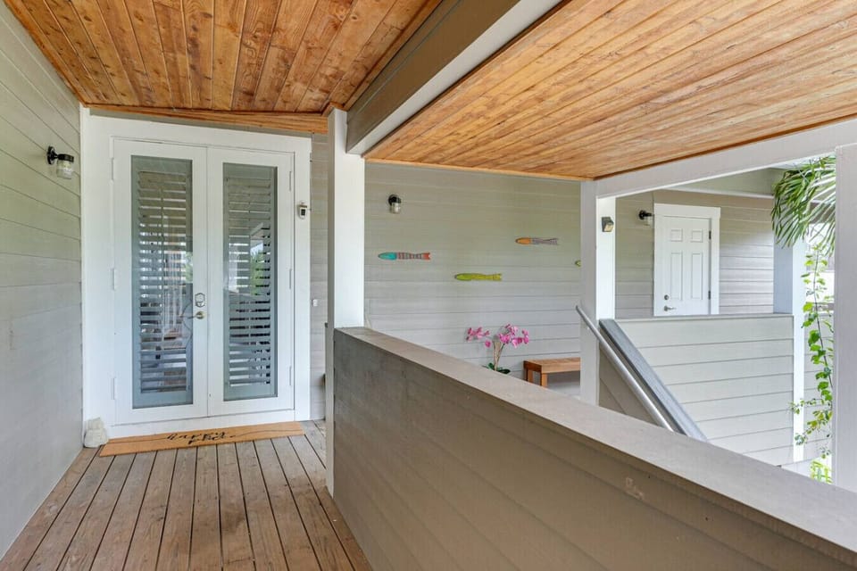 balcony walkway to front door