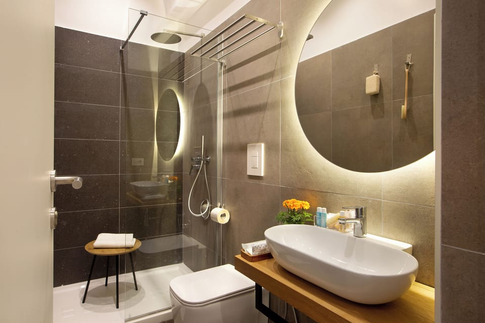 Deluxe Double Room, City View | Bathroom | Slippers