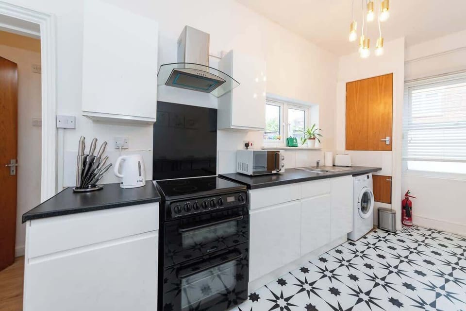 Kitchen with oven, hob, extractor and fire extinguisher. Everything works, everything is clean. Cook proper meals from day one.