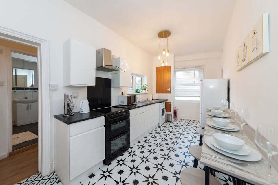 Fully equipped kitchen with oven, hob and black granite counters. Cook real meals, save your per diem. Pots, pans, plates and cutlery all included.
