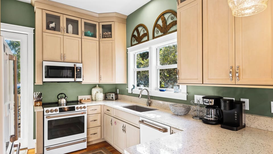 House, Multiple Beds, Patio, Ocean View (Emerald Rose) | Private kitchen
