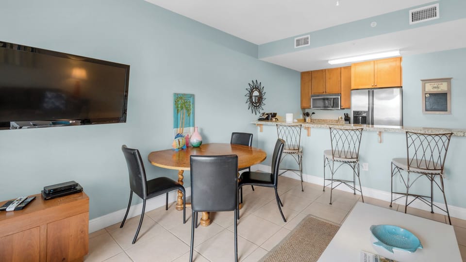 Condo, Multiple Beds, Balcony, Garden View (Cassine Station 302) | In-room dining