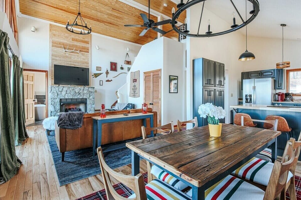 soaring ceilings, open cozy layout