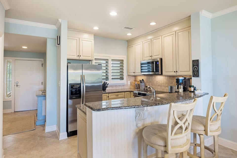 Fully Equipped Kitchen with 2 Bar Stools