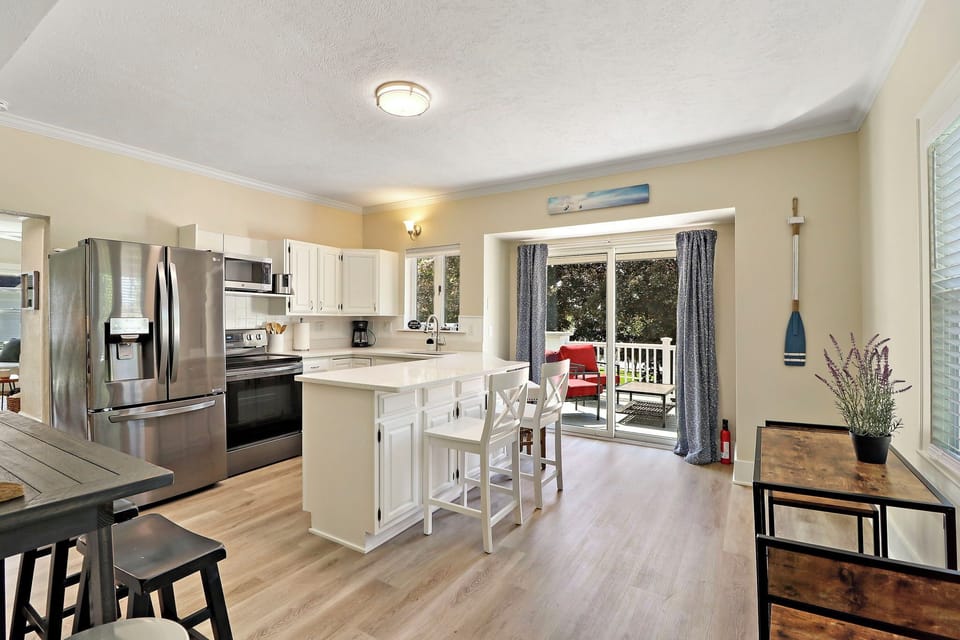 Kitchen - added table with seating for 10, not in photo