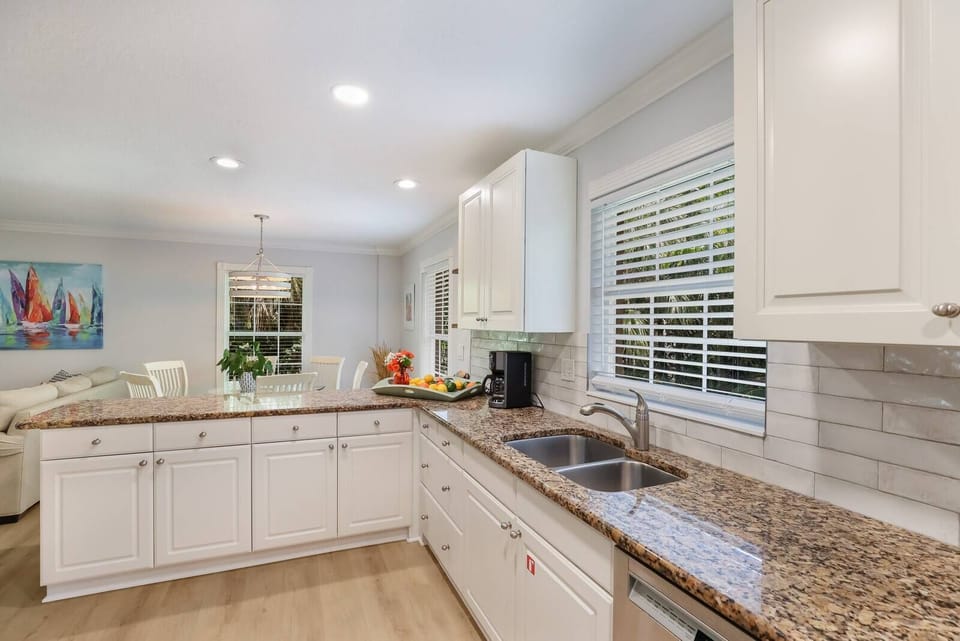 Spacious kitchen with copious amounts of countertop and cabinet space