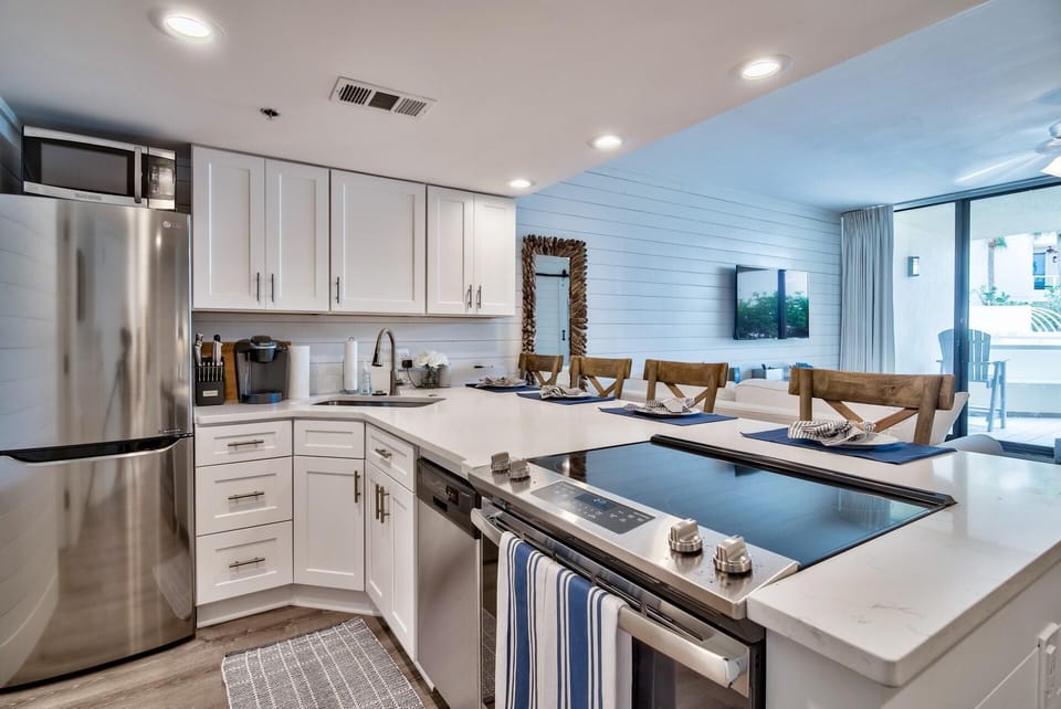 Studio, Multiple Beds (East Pass Towers 111) | Private kitchen | Oven, toaster