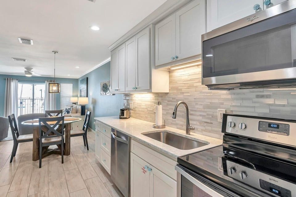 Condo, Multiple Beds, Pool View (Poolside Villas 106) | Private kitchen | Oven, toaster