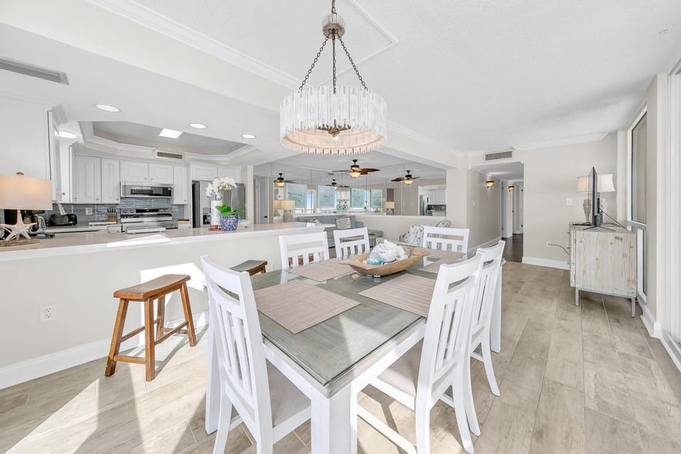 Condo, Multiple Beds (Shoreline Towers 1061) | Dining