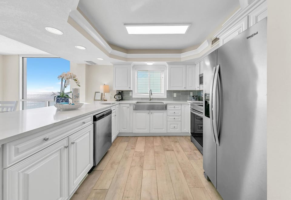 Condo, Multiple Beds (Shoreline Towers 1061) | Private kitchen | Oven, toaster