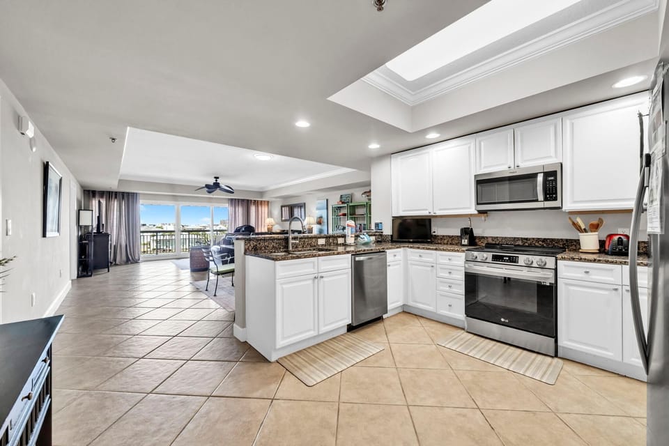 Condo, Multiple Beds (Harbor Landing 203B) | Private kitchen | Oven, toaster
