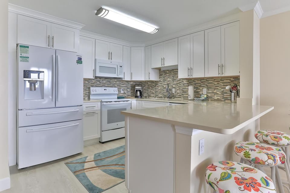 Condo, Multiple Beds, Bay View (Dolphin Point 402C) | Private kitchen | Oven, toaster