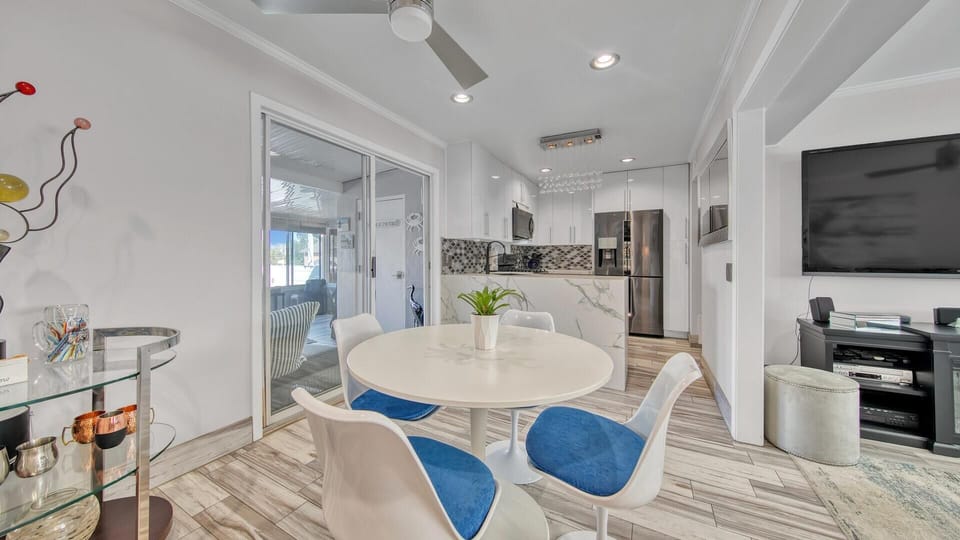 Condo, Multiple Beds, Canal View (Red Hot Retreat) | Dining