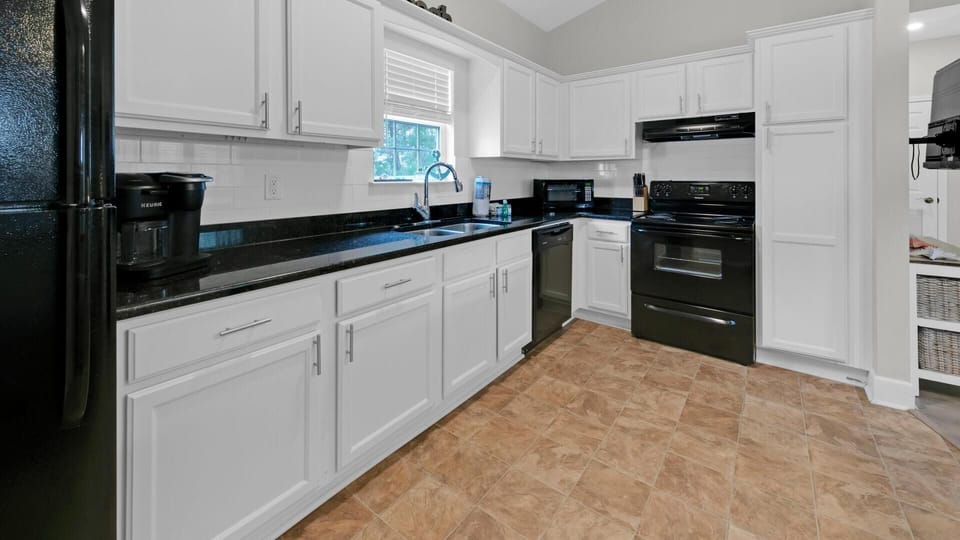 House, Multiple Beds (Once Upon a Tide) | Private kitchen | Oven, toaster