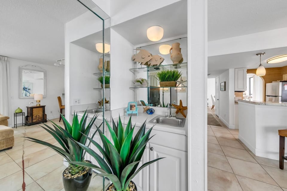 Condo, Multiple Beds, Beach View (Mainsail 131) | Interior