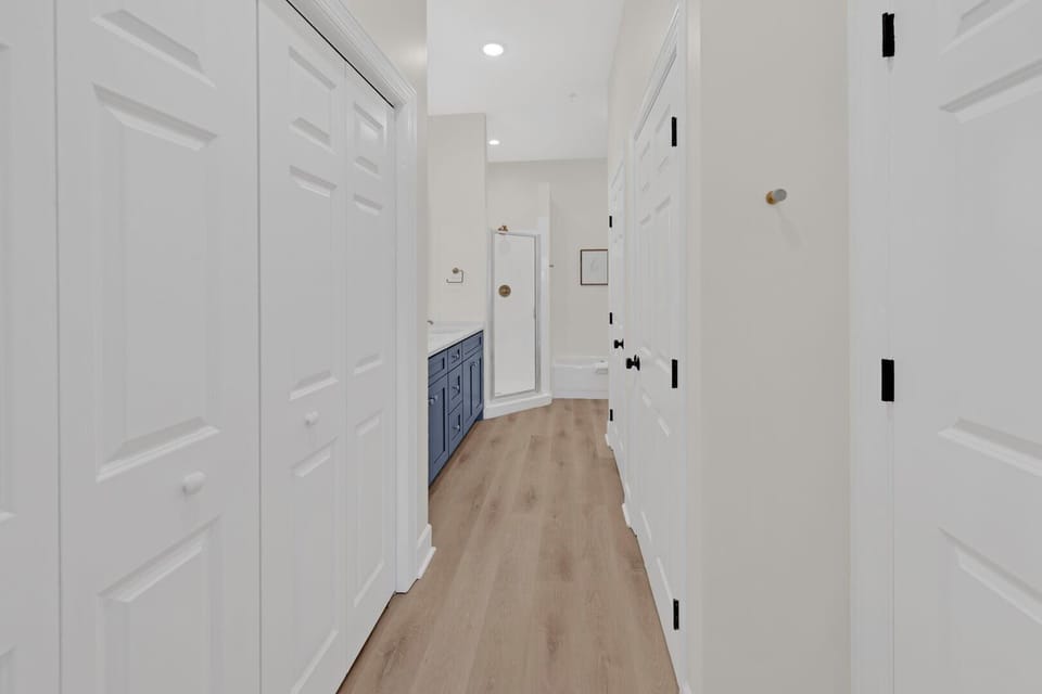 Condo, Multiple Beds (Emerald by Alma) | Interior