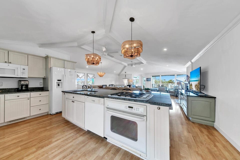 Condo, Multiple Beds (Henderson Haus) | Private kitchen | Oven, toaster