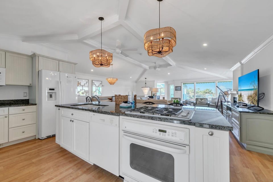 Condo, Multiple Beds (Henderson Haus) | Private kitchen | Oven, toaster