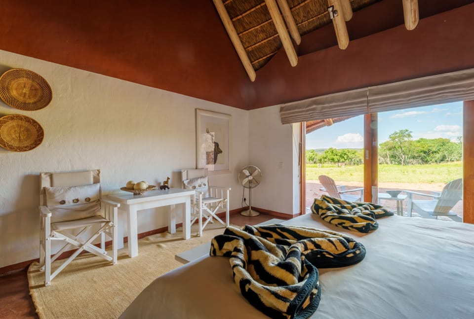 Deluxe Double Room, 1 Bedroom | Premium bedding, in-room safe, cribs (free), WiFi (free)