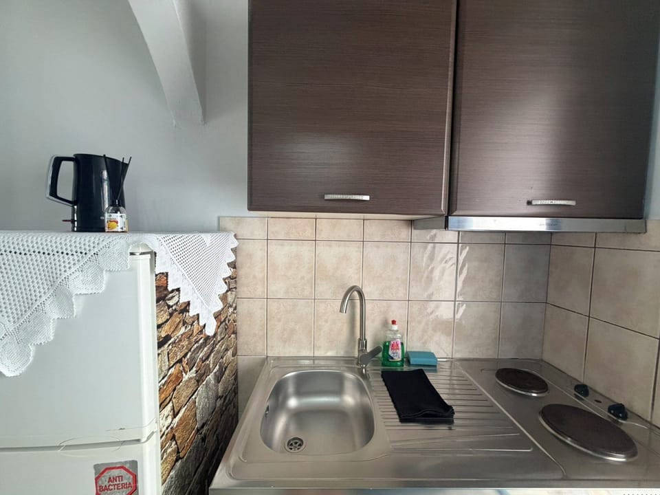 Full-size fridge, stovetop, cookware/dishes/utensils