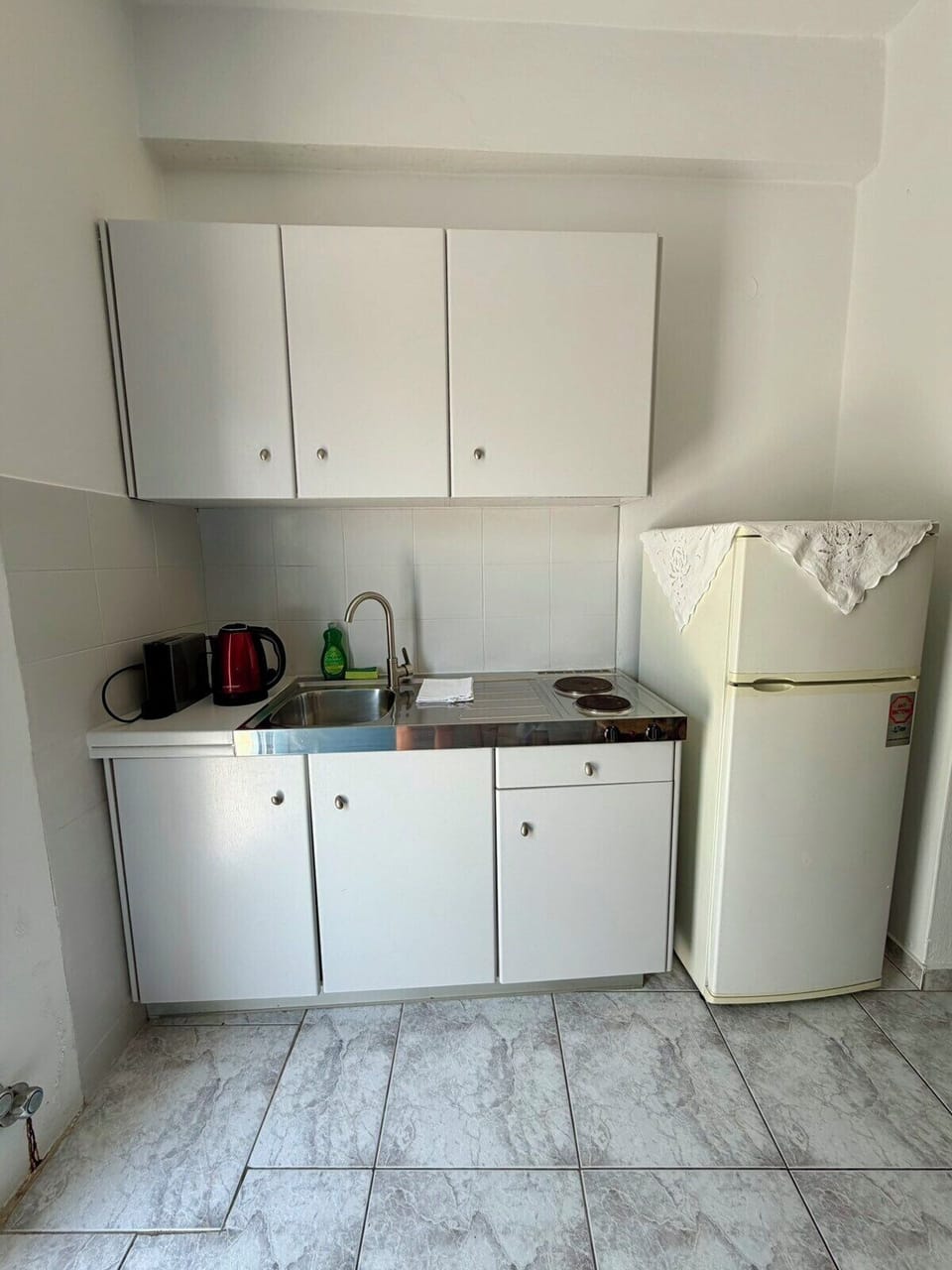 Standard Room | Private kitchen | Full-size fridge, stovetop, cookware/dishes/utensils