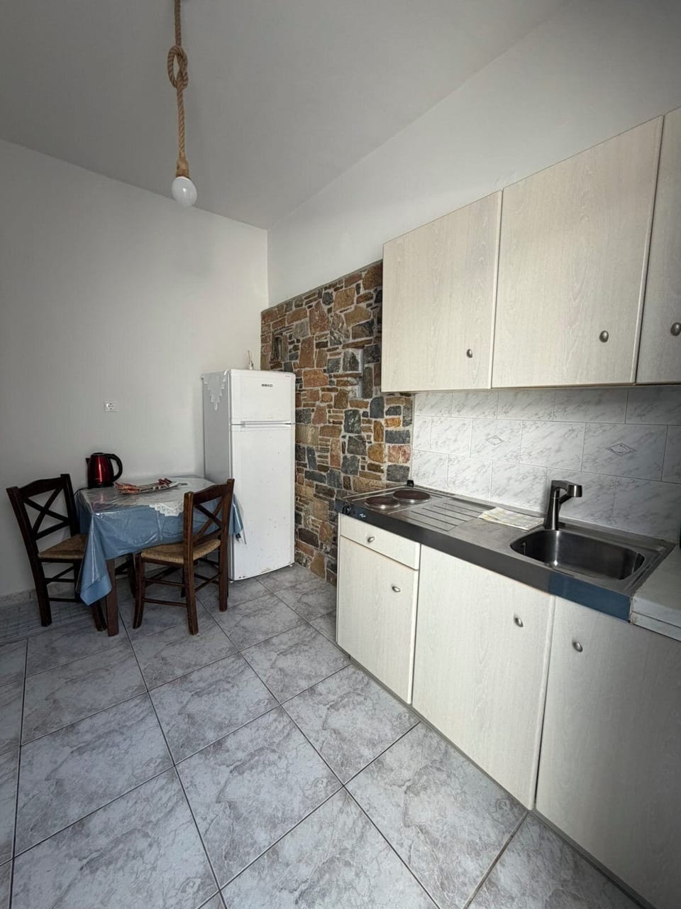 Full-size fridge, stovetop, cookware/dishes/utensils