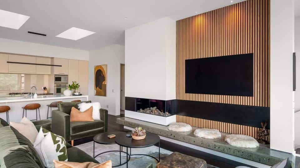 Luxurious Living Room with Fireplace and Views
Experience ultimate comfort in the modern living room, complete with stunning views, a cozy gas fireplace, air conditioning, and heat pump, offering a luxe space for relaxation.