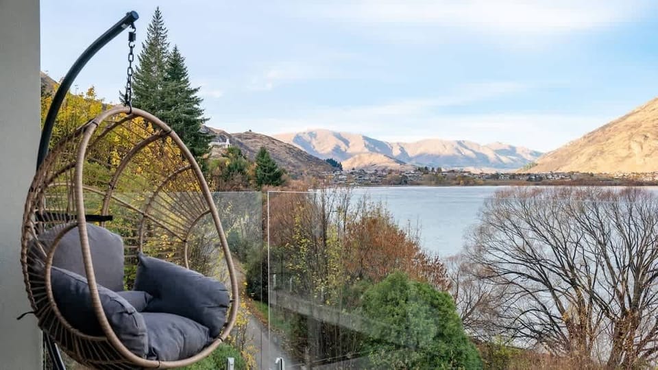 Scenic Patio with BBQ and Lakefront Views – Relax and entertain on this spacious patio, featuring a BBQ grill and panoramic views of the lake and mountains, ideal for outdoor dining and enjoying Queenstown's natural beauty.