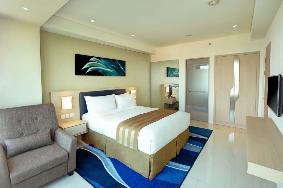 In-room safe, desk, laptop workspace, soundproofing