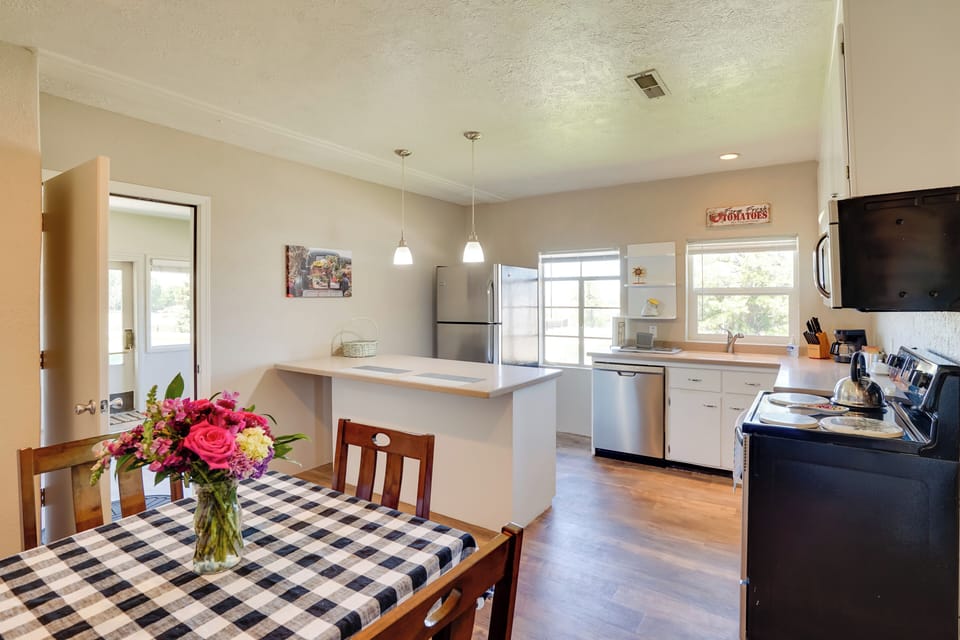 Dining Area | Dishware/Flatware Provided