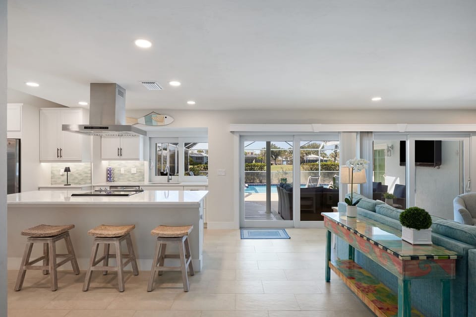 Sliders leading to lanai/screened pool deck