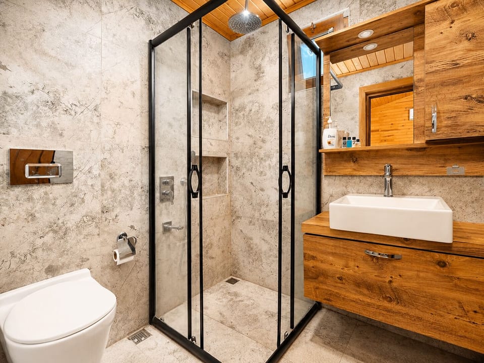 Deluxe Bungalow | Bathroom | Shower, hair dryer, towels, soap