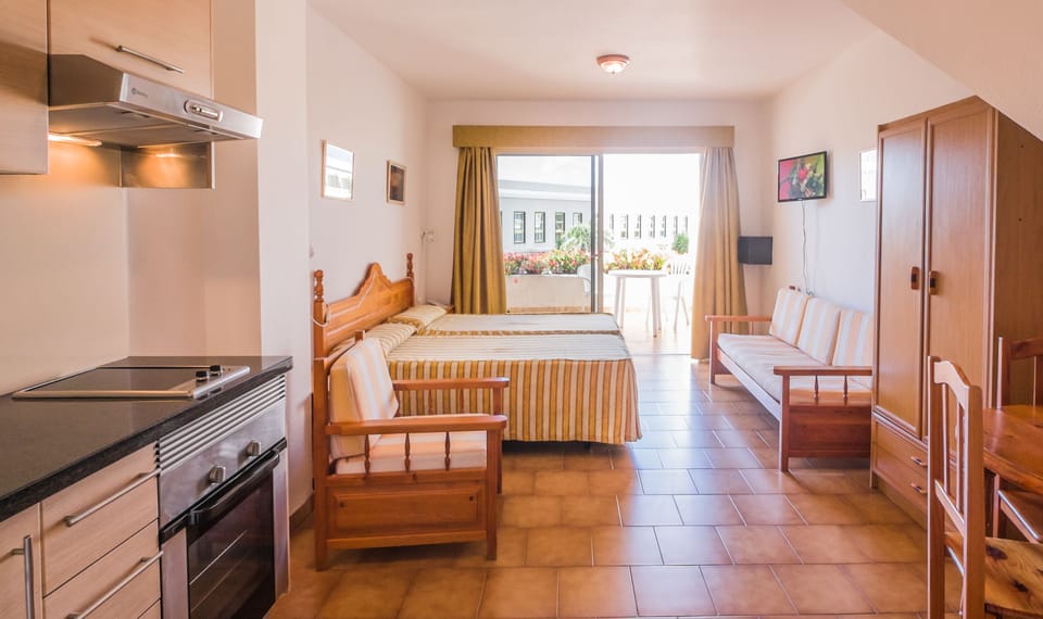 Standard Studio | Living room | Flat-screen TV
